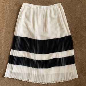 Who What Wear Black & Cream Pleated Skirt!